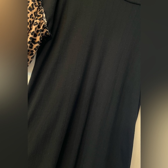 BLACK TOP ANIMAL PRINT SLEEVES - Picture 4 of 9